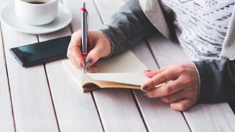 Featured Image for 7 Best AI Essay Rewriters & Rewording Tools in 2025