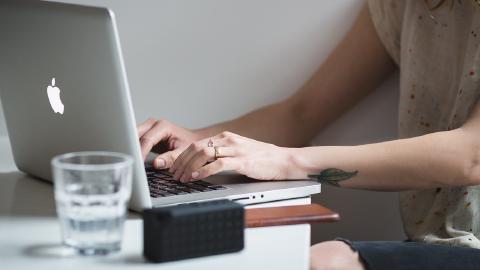 Featured Image for 5 Best Free AI Thesis Statement & Essay Generators in 2025