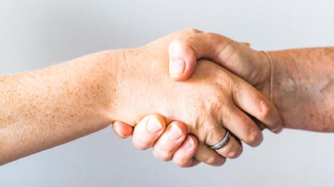 Featured Image for How to Introduce Two People Via Email With 5 Ready-to-Use Examples