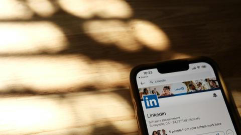 Featured Image for 10 Ways to Optimize Your LinkedIn Profile With AI in 2025