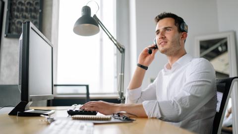 Featured Image for 14 Live Chat Canned Response Templates in 2025