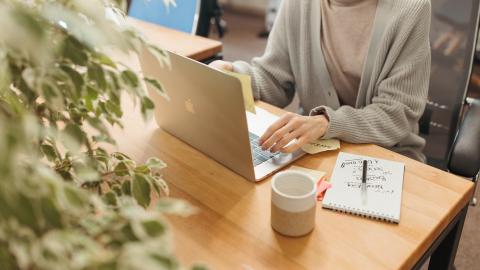 Featured Image for 5 Shipping Delay Email Templates That Any Business Can Use