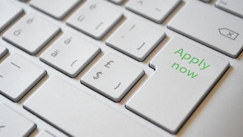 Featured Image for How to Tailor a Resume to a Job Description Using AI in 2025